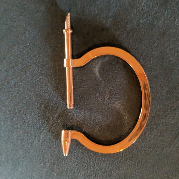 Copper toned arrow cuff bracelet - Picture 3 of 5